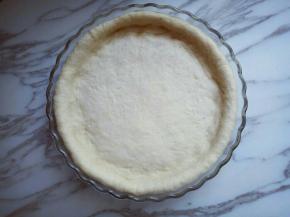 用擀面杖，好擀出磨具一样大的饼底，我的8寸披萨盘。