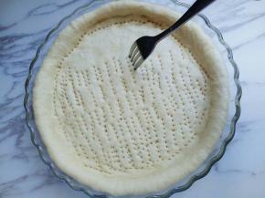 用叉子扎满洞洞，防止饼皮烤的过程中，中间凸起。放入烤箱进行二次发酵约15分钟左右。