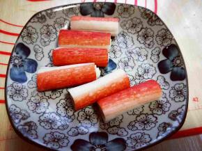 准备的蟹肉棒，去掉外包装皮，冷水冲洗干净。