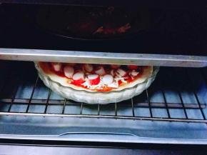 烤箱200度预热5分钟，烤20分钟，我烤了两层，根据自家烤箱性能另定时间与温度，注意观察颜色。