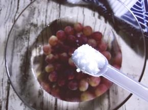 放点盐泡一泡，然后用水冲洗干净