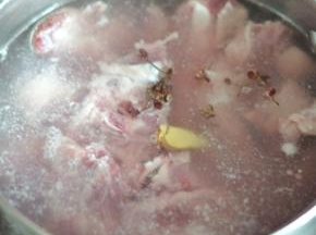 排骨冷水下锅，放入姜片和花椒，煮20分钟捞出。