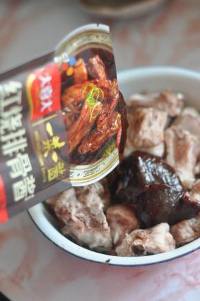 倒入红烧排骨酱，抓匀后腌制一小时。
