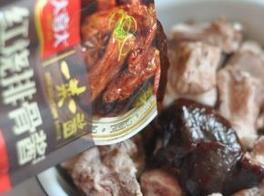 倒入红烧排骨酱，抓匀后腌制一小时。