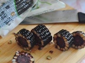 将黑玉米切成段状。