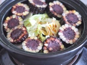 把切段的黑玉米在内胆中铺一圈，加入少许盐、生抽。