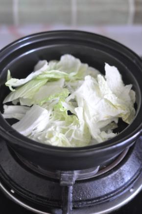 将白菜撕碎，铺在酒精炉内胆中。