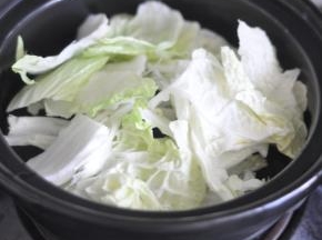将白菜撕碎，铺在酒精炉内胆中。