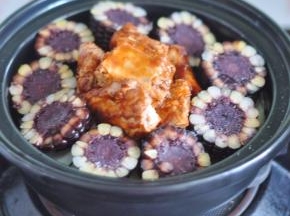 把腌好的排骨摆在中间。