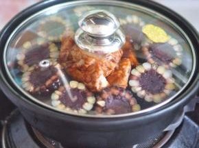 盖上锅盖，把火调到最小，焖10分钟。