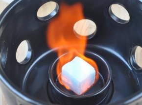 在酒精炉里点燃酒精块，将内胆放入，加热几分钟让胡萝卜断生。