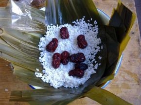 平铺一层糥米，再撒一层红枣。