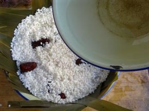 糥米里加入适量水。