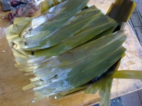 表面再铺一层粽叶。