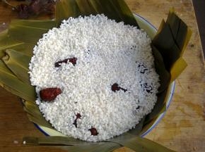 再铺一层糥米，把放上的红枣压实。