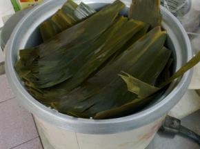 放入电饭锅中，底部加一部分水，蒸两小时左右。