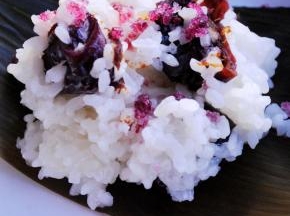 食用前可撒上适量糖。