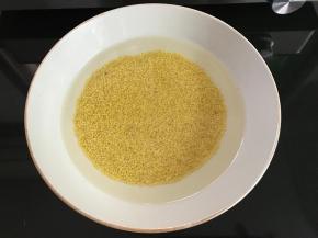 先把小米淘洗干净。