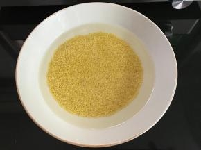 先把小米淘洗干净。