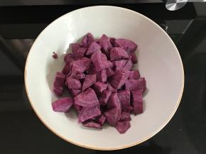 紫薯去皮后切成小块。