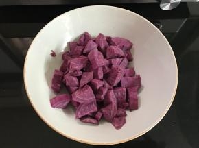 紫薯去皮后切成小块。