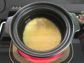 把淘洗干净的小米放入。