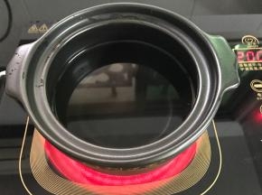 砂锅中放适量的清水。