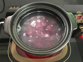 再把切成块的紫薯放入。