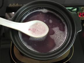 煮开后用勺子撇去浮沫。