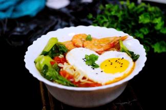 上面浇上煮好的菜铺上煎好鸡蛋和黑芝麻即可享用