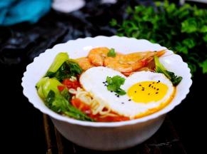 上面浇上煮好的菜铺上煎好鸡蛋和黑芝麻即可享用