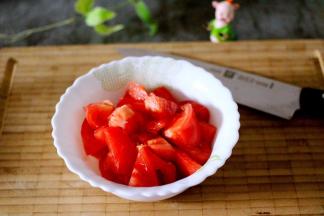 番茄洗净后切块备用