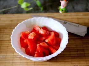 番茄洗净后切块备用