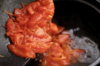 另起一砂锅、把煸炒好的番茄倒入砂锅里面、喜欢用砂锅煮的面面、味道格外浓郁