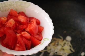 倒入切块的番茄