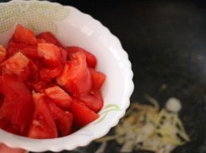 倒入切块的番茄