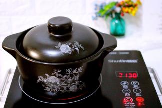 盖上锅盖大火煮沸后转小火慢慢炖煮5分钟左右