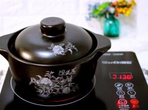 盖上锅盖大火煮沸后转小火慢慢炖煮5分钟左右