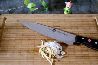 葱姜切成末和丝