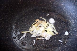 热锅热油爆香葱姜丝末