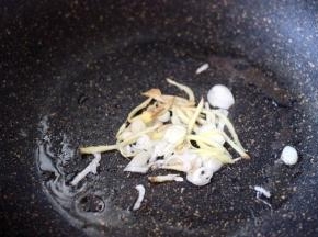 热锅热油爆香葱姜丝末