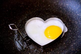 锅里倒入少许油、煎熟鸡蛋备用