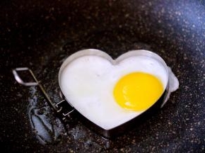 锅里倒入少许油、煎熟鸡蛋备用