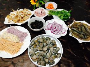 食材有，果蔬面，花蛤，活虾，袖珍菇，黑木耳，五花肉，洋葱，胡萝卜，香菜，