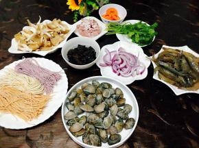 食材有，果蔬面，花蛤，活虾，袖珍菇，黑木耳，五花肉，洋葱，胡萝卜，香菜，