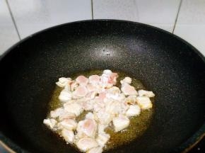  将五花肉煸香。