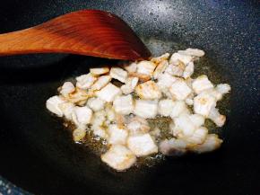 煎到五花肉有点焦色即可，这样比较香