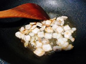 煎到五花肉有点焦色即可，这样比较香