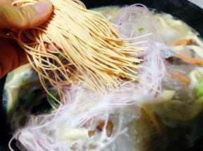 煮开后加入面条。