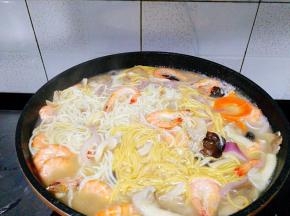 盖上盖子煮开后加入鸡粉调味。
